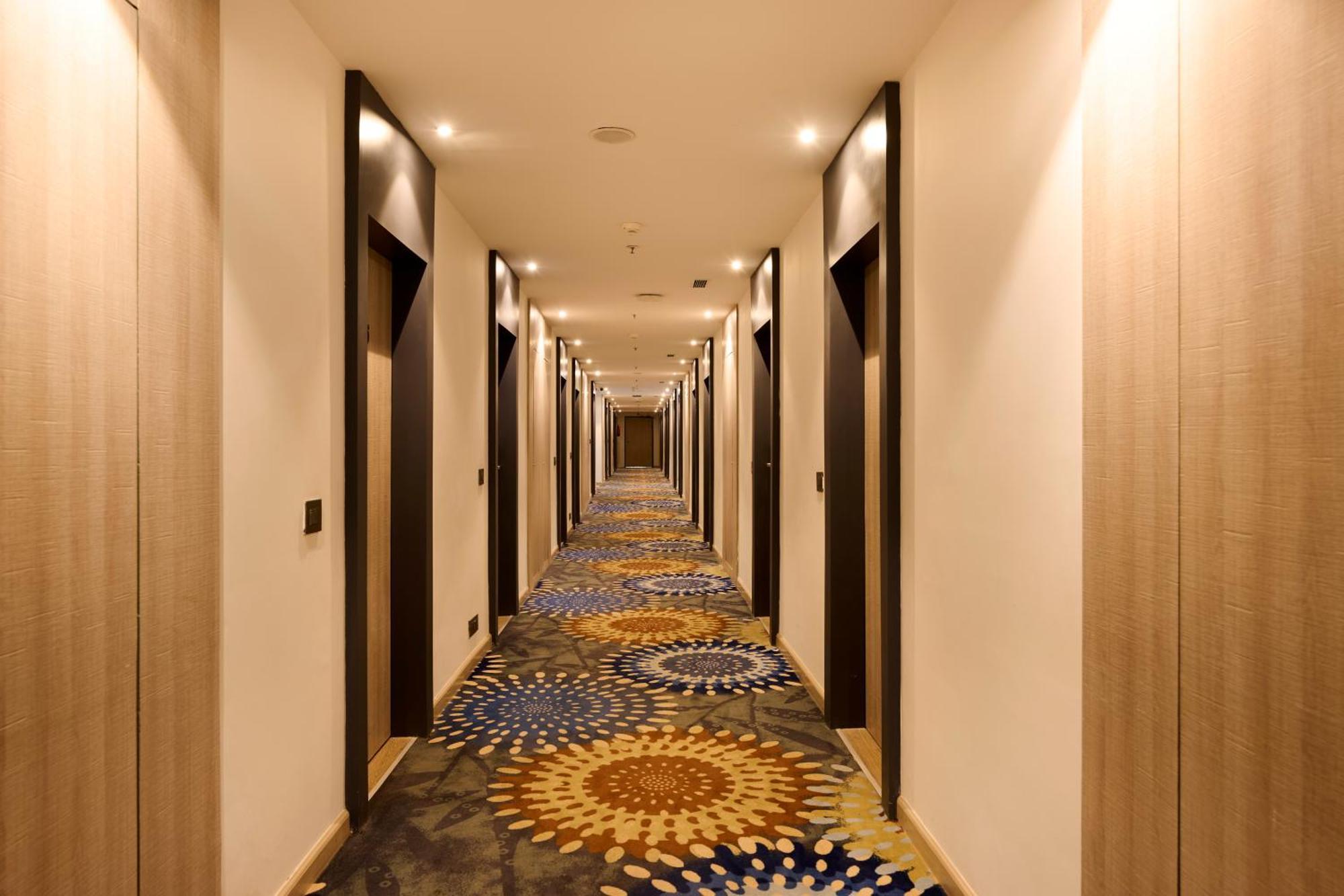 Delite Sarovar Portico Faridabad Exterior photo