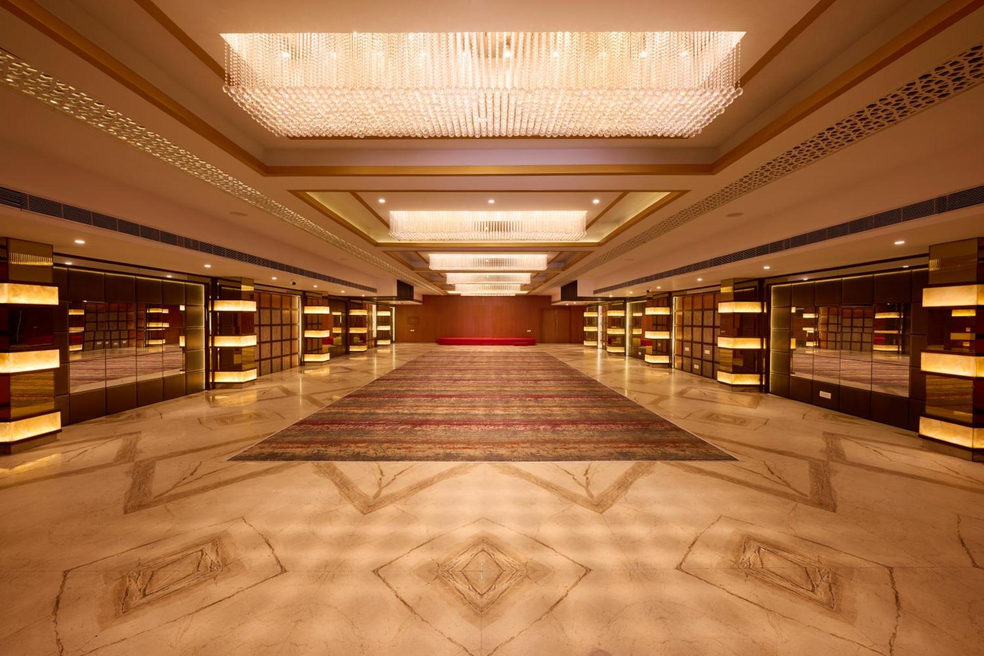 Delite Sarovar Portico Faridabad Exterior photo